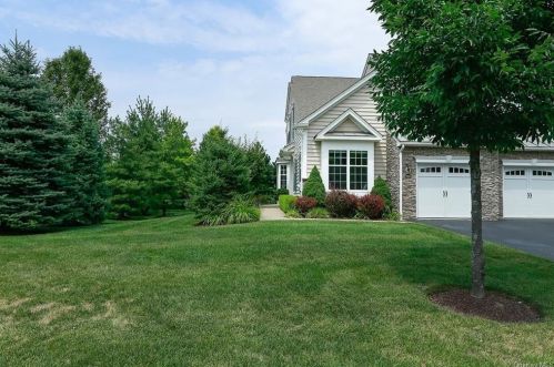708 Huntington Dr, Fishkill, NY 12524-4910