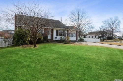 2339 Riverside Dr, North Wantagh, NY 11793-4539