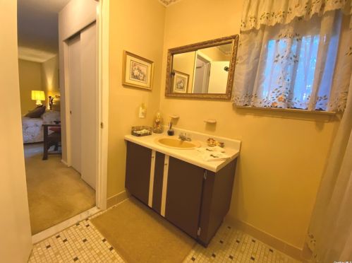 18 Stonehurst Ln, Huntington Station NY  11746-7932 exterior