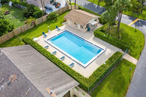 237 1st Cir, Boynton Beach FL  33435-7261 exterior