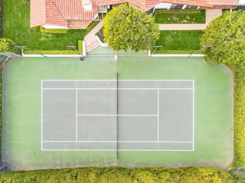 5242 Amestoy Ave, Van Nuys CA 91406-2112 exterior