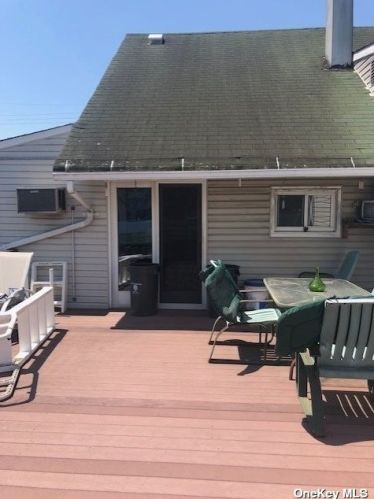 952 Washington Ave, Westbury NY  11590-6038 exterior