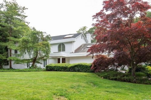 35 Thorngrove Ln, Huntington Station, NY 11746-6750