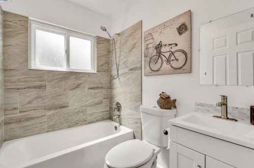 5531 Fremont St, Oakland CA 94608-2216 exterior