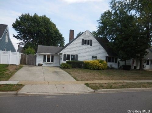 27 Wishbone Ln, North Wantagh, NY 11793-1235