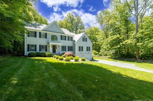 7 Fox Glen Dr, Stamford, CT 06903-2200