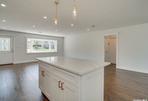 50 Arbour St, West Islip NY  11795-1015 exterior