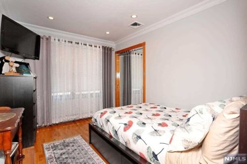 19 Elmhurst St, Elmwood Park NJ  07407-1320 exterior