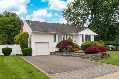 2 Rockland Dr, Muttontown, NY 11753-1408