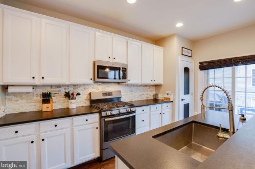 15935 Greymill Manor Dr, Haymarket VA  20169-4927 exterior