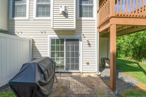 32 Crows Nest Ln, Danbury CT  06810-7157 exterior
