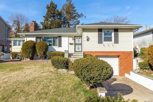 118 Horace Harding Blvd, Great Neck, NY 11020-1107