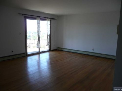 325 Brinkerhoff Ave, Palisades Park NJ  07650-4069 exterior