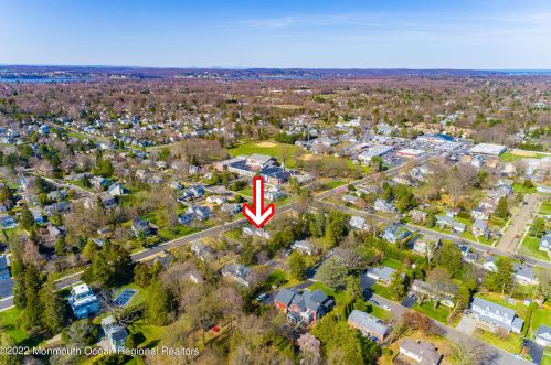 4 Laurel Dr, Little Silver NJ 07739-1416 exterior