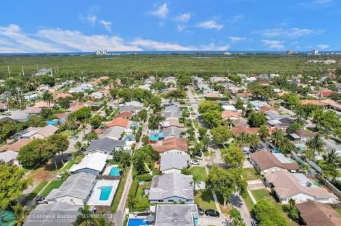 305 4th Ter, Dania Beach FL  33004-4714 exterior