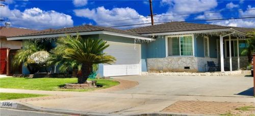 13304 Manhattan Pl, Gardena CA  90249-1912 exterior