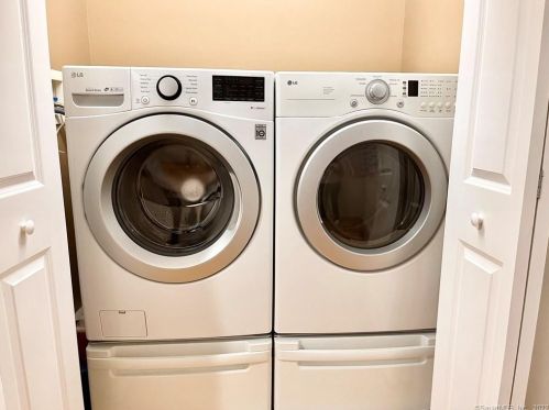 881 Howard Ave, Bridgeport CT 06605-1924 exterior