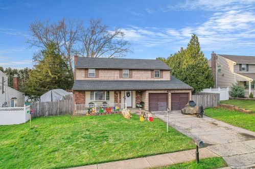 11 Beauregard Dr, Lake Grove, NY 11755-2301