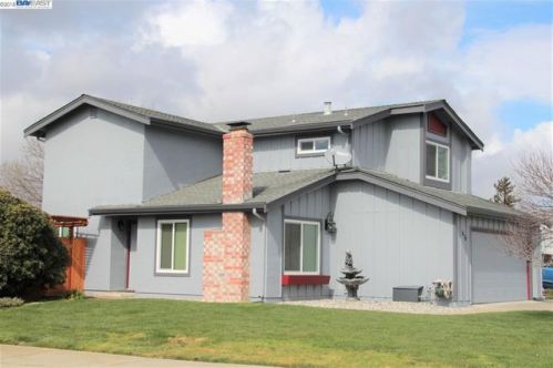 1818 Aquarius St, Livermore, CA 94551-1033