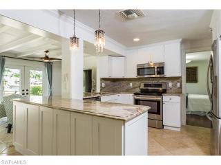 1645 Mullet Ct, Naples FL  34102-1526 exterior