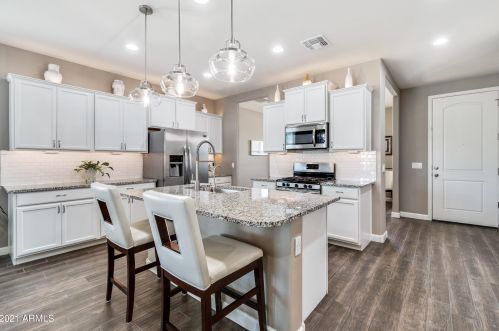 911 Santa Gertrudis Trl, San Tan Valley, AZ 85143-3544