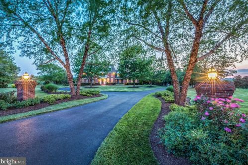 22606 Hillside Cir, Leesburg, VA 20175-6468
