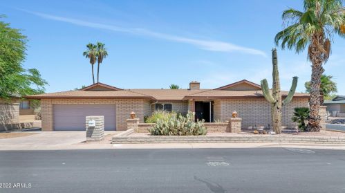 3020 Calaveros Dr, Phoenix, AZ 85028-5311