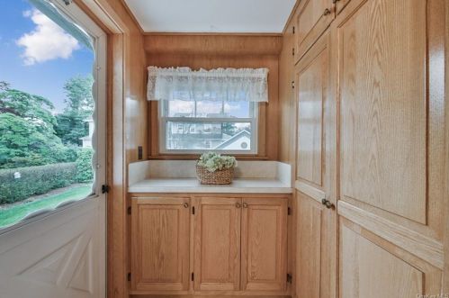 233 Chatterton Pkwy, White Plains NY  10606-2235 exterior