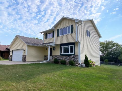 1027 Wellington Way, Chenequa, WI 53029-2707