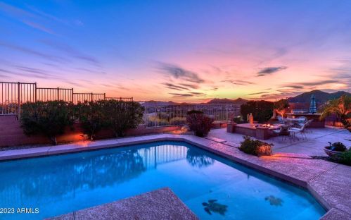 6121 Fetlock Trl, Phoenix, AZ 85083-6550
