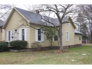327 8th St, Coshocton, OH 43812-1229