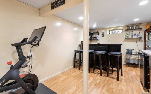 32 Leibrock Ave, North Lindenhurst NY 11757-1825 exterior