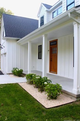 49 Trumbull Rd, Waterford, CT 06385-2731