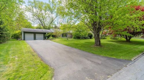 219 Meadowbrook Dr, New Wilmington, PA 16142-1422