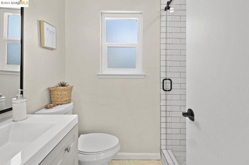 817 56th St, Oakland CA 94608-2704 exterior