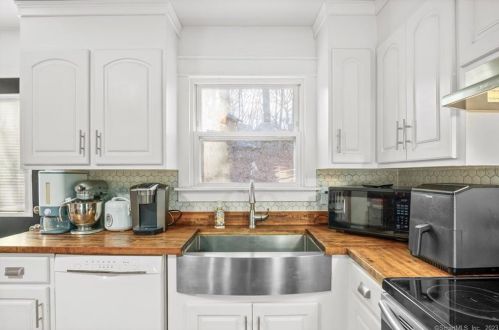 1554 Route 12, Gales Ferry CT  06335-1838 exterior
