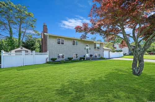 31 Ridge Rd, Wheatley Heights, NY 11798-1030