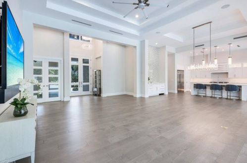 569 Neapolitan Way, Naples FL 34103-8568 exterior