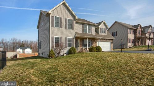 203 Westgate Dr, Mount Holly Springs, PA 17065-2012