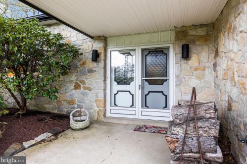 47 Torresdale Dr, Southampton, PA 18954-1346