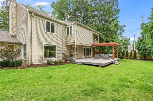 7607 Lake Dr, Milwaukee WI  53217-2909 exterior