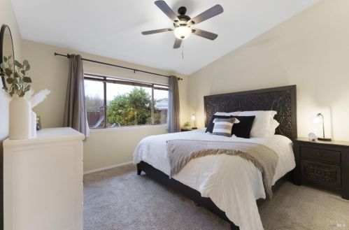 1056 Esparto Ct, Windsor CA  95492-7807 exterior