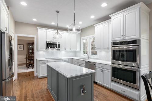 806 Polo Pl, Great Falls, VA 22066-2411