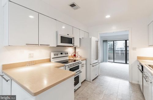 9063 Blarney Stone Dr, Springfield VA  22152-2176 exterior