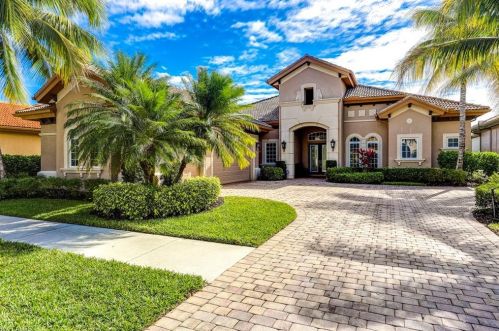 8902 Shenendoah Cir, Naples, FL 34113-1661