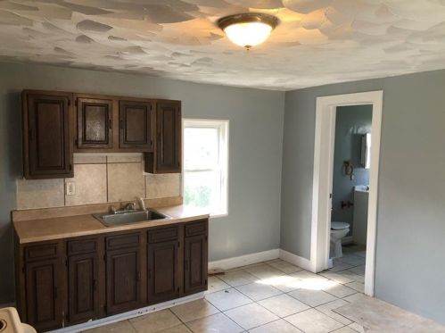 4 Vale St, Jeannette, PA 15644-2065