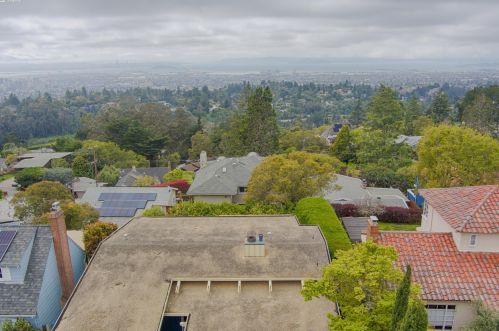 1933 Asilomar Dr, Oakland CA  94611-2309 exterior