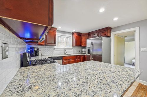 141 Cedarhurst Ln, Milford CT  06461-2721 exterior