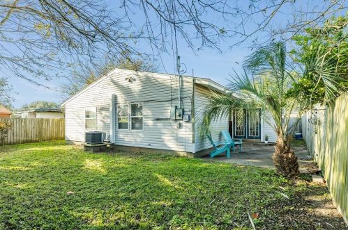 18 Lyncrest Dr, Galveston TX  77550-3215 exterior