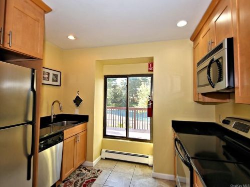 152 Brush Hollow Cres, Rye Brook NY  10573-1624 exterior